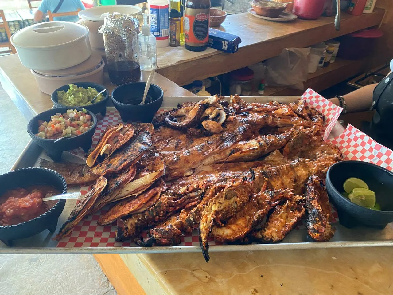 Pescado zarandeado con guarniciones
