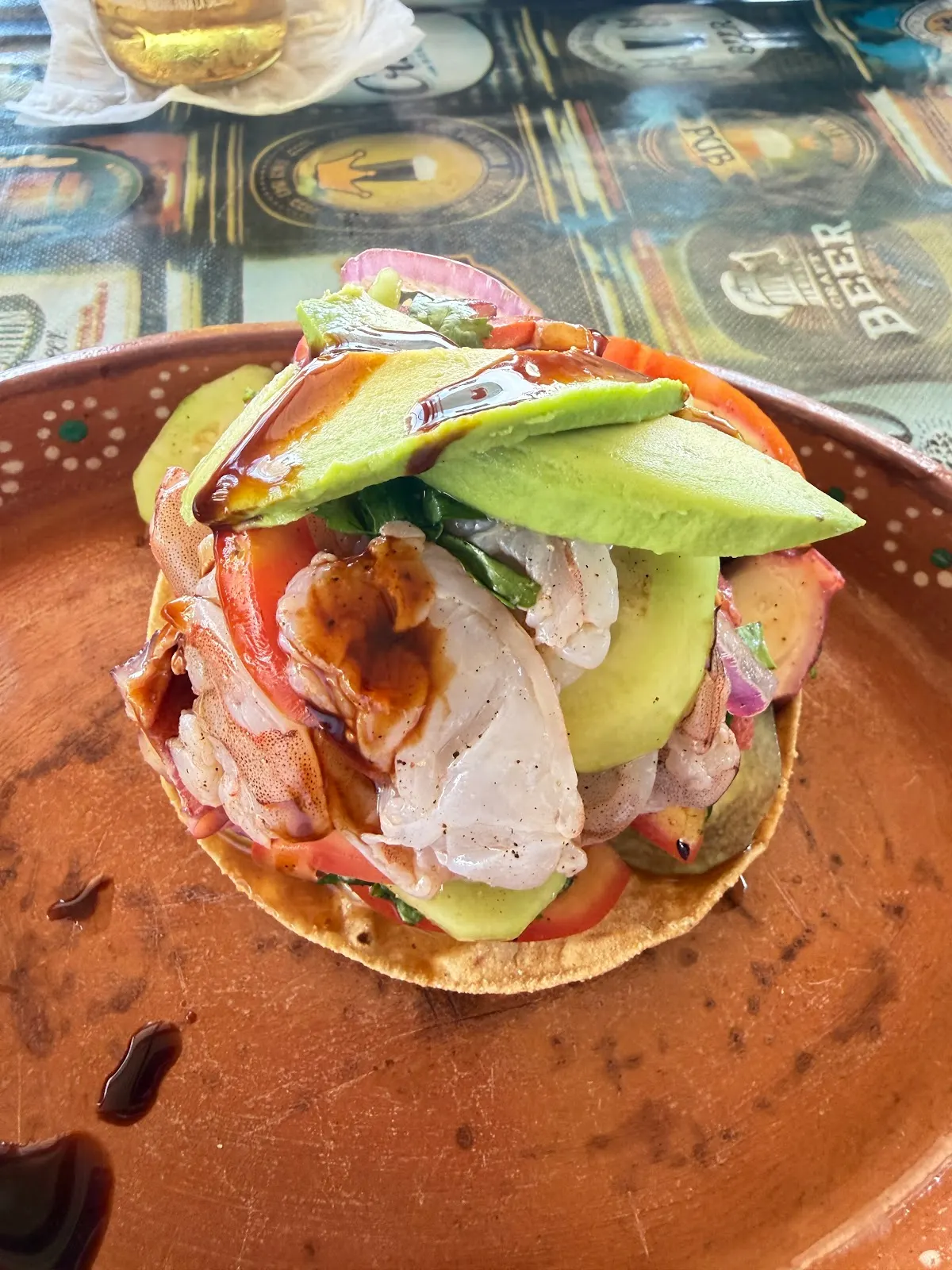 Tostada mixta de mariscos con aguacate