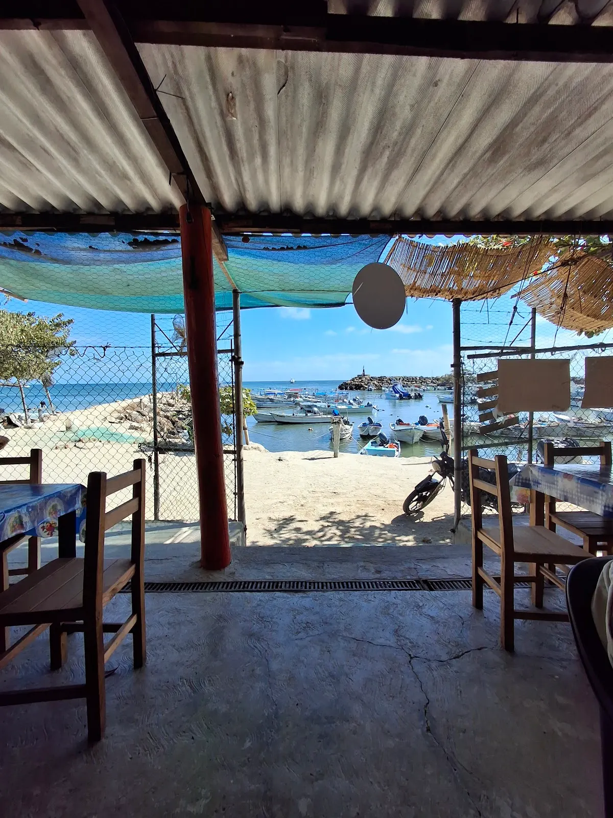 Vista desde el restaurante hacia la marina con lanchas de pescadores